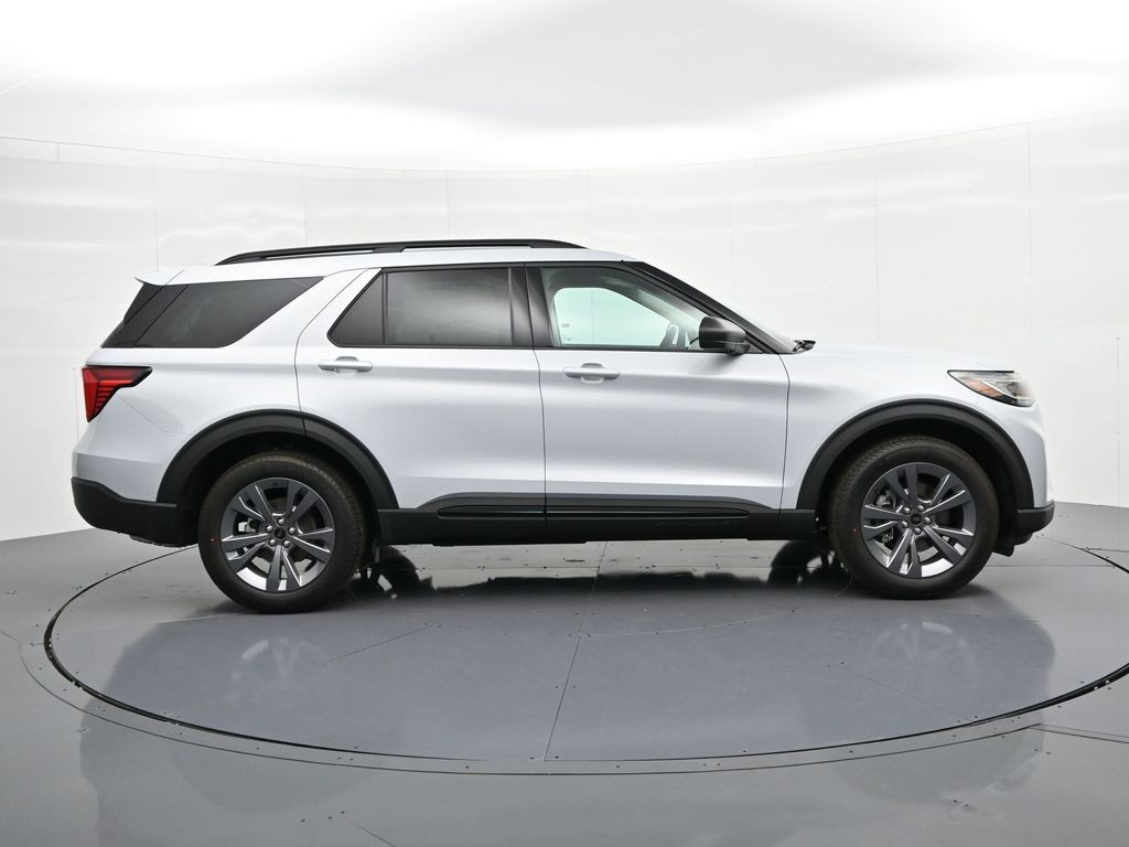 Ford Explorer Vehicle Full-screen Gallery Image 5