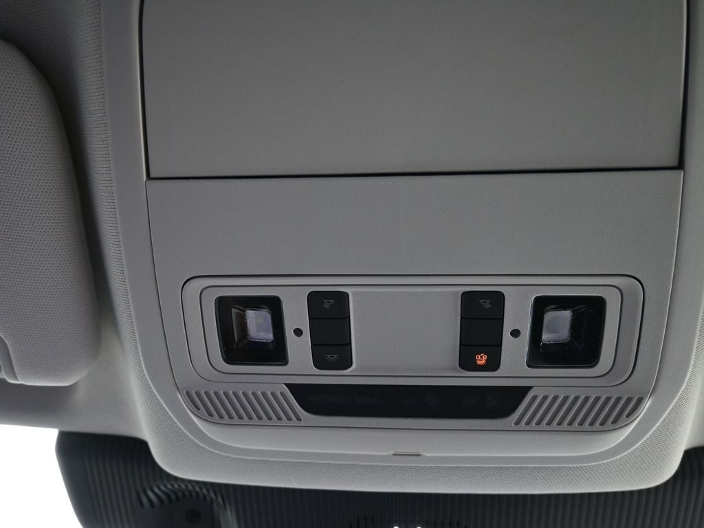 Ford Explorer Vehicle Full-screen Gallery Image 16