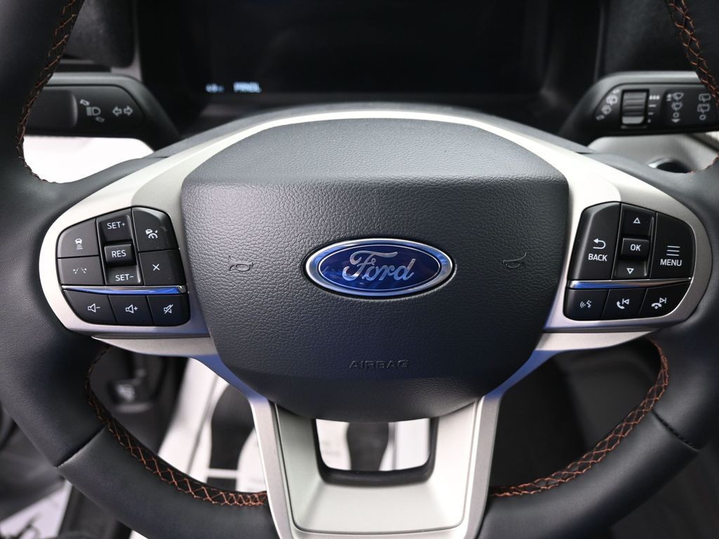 Ford Explorer Vehicle Full-screen Gallery Image 17