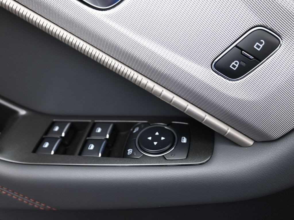 Ford Explorer Vehicle Full-screen Gallery Image 19