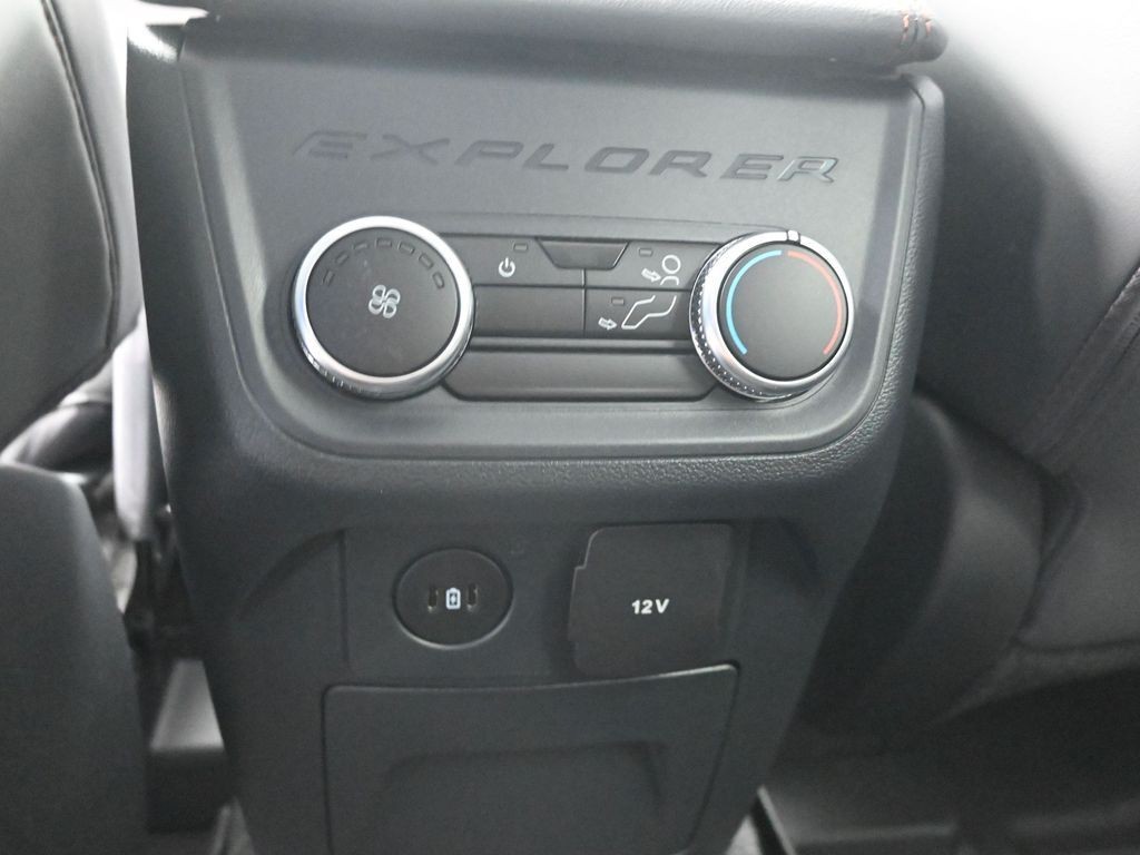 Ford Explorer Vehicle Full-screen Gallery Image 21