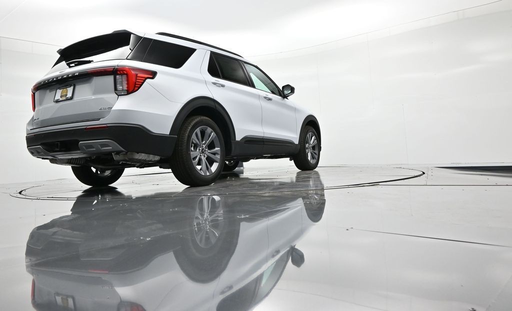 Ford Explorer Vehicle Full-screen Gallery Image 28