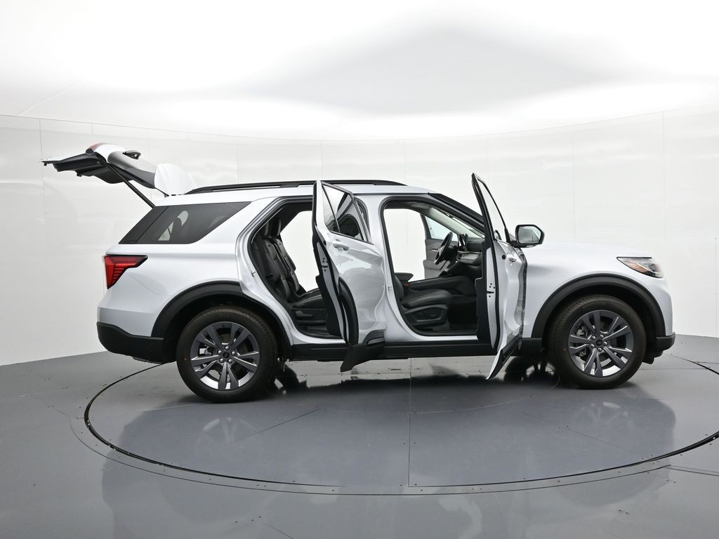 Ford Explorer Vehicle Full-screen Gallery Image 30