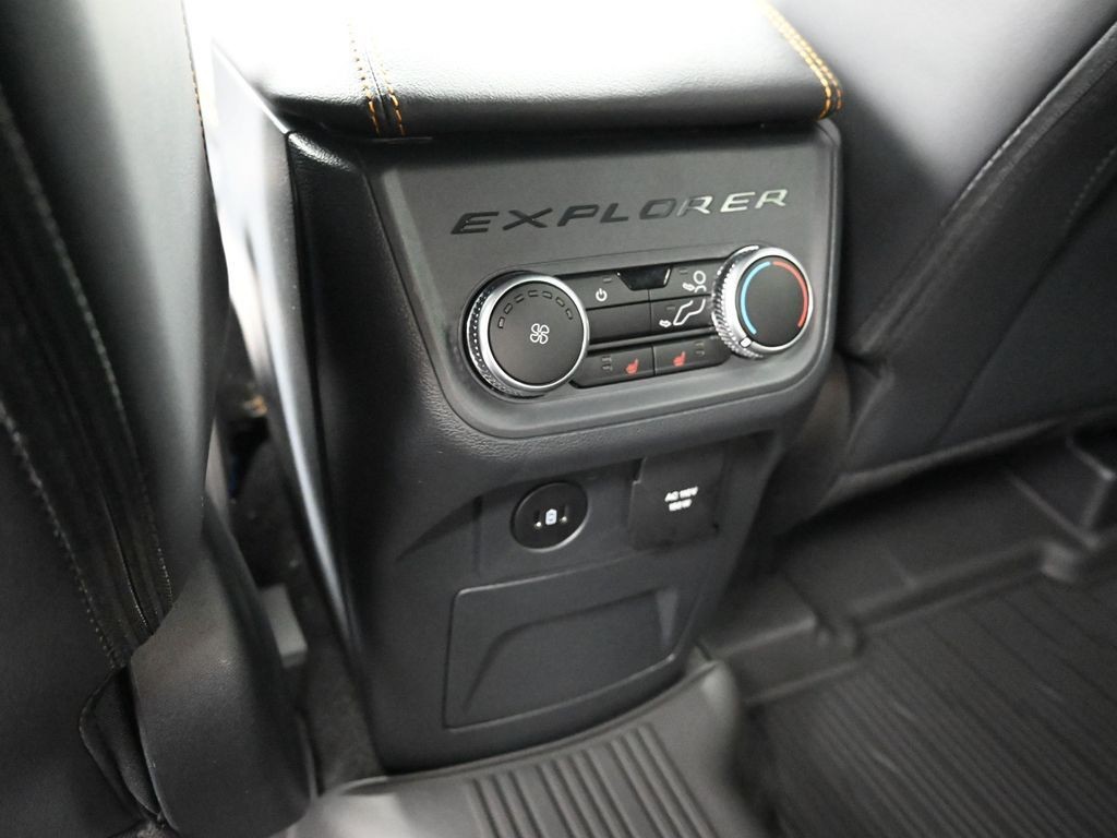 Ford Explorer Vehicle Full-screen Gallery Image 10