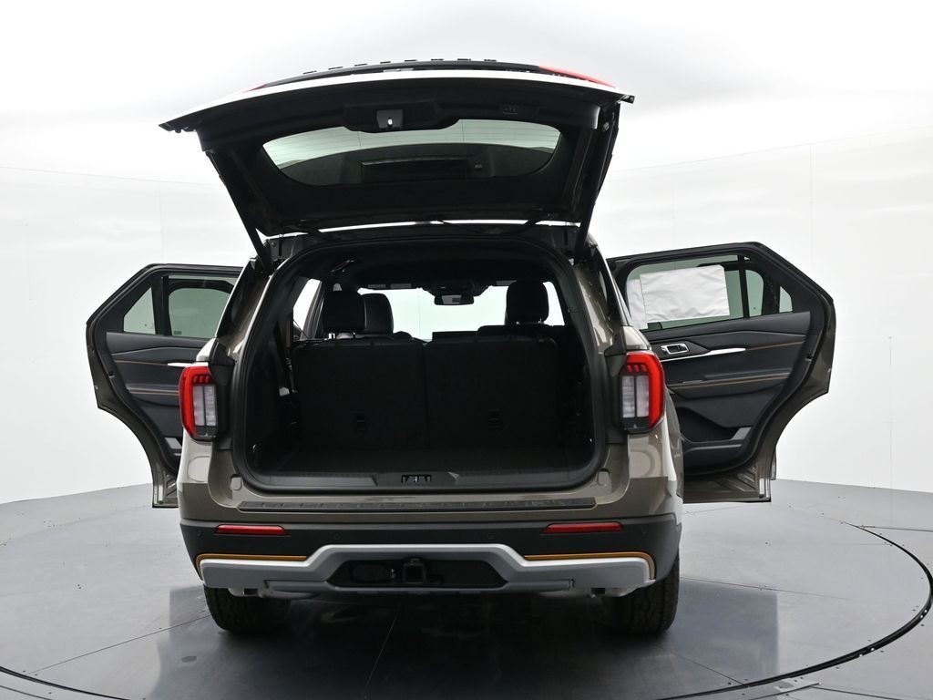 Ford Explorer Vehicle Full-screen Gallery Image 26