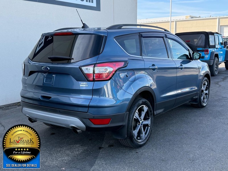 Ford Escape Vehicle Full-screen Gallery Image 3