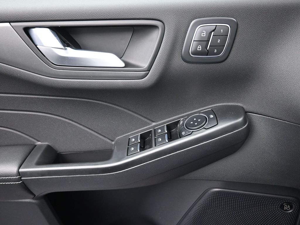 Ford Escape Vehicle Full-screen Gallery Image 15