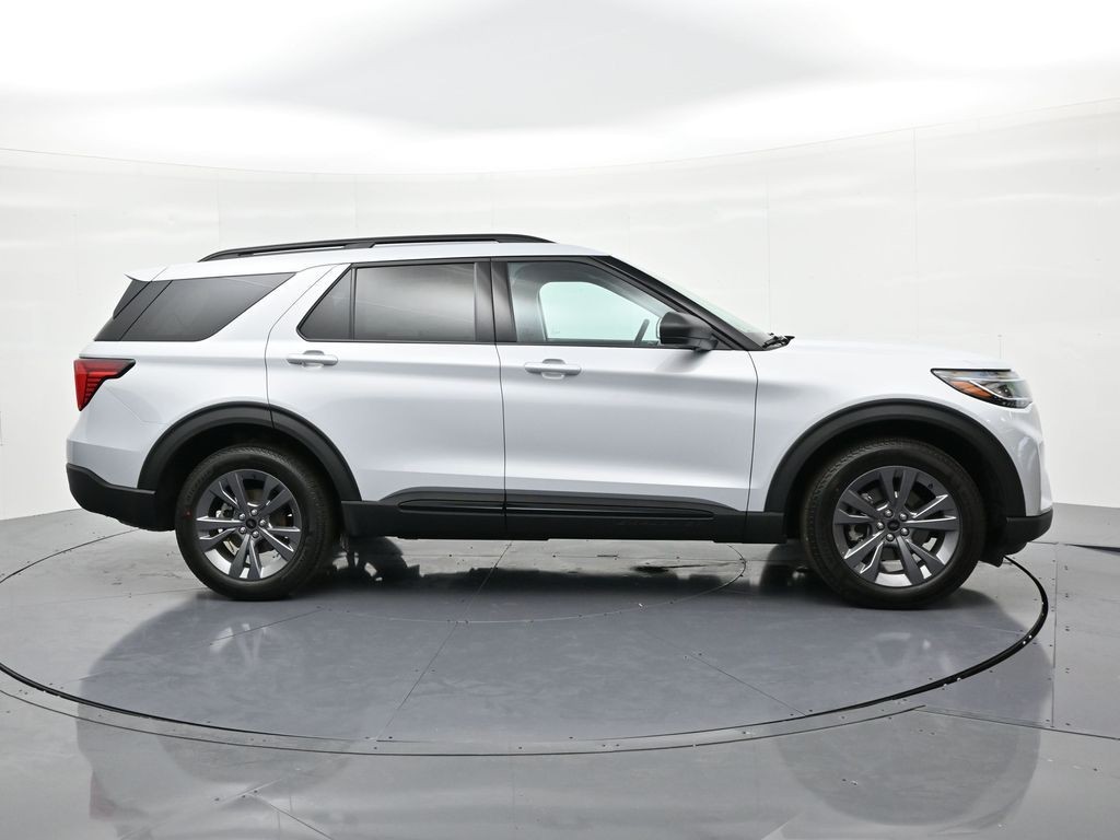Ford Explorer Vehicle Full-screen Gallery Image 5