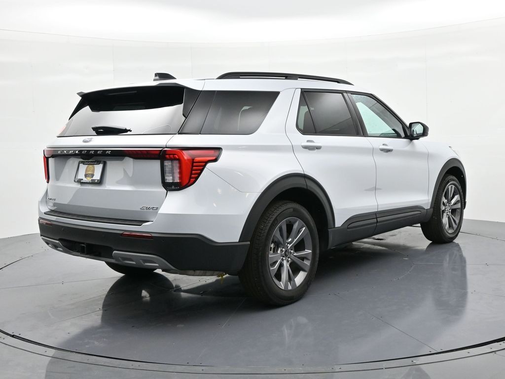 Ford Explorer Vehicle Full-screen Gallery Image 6