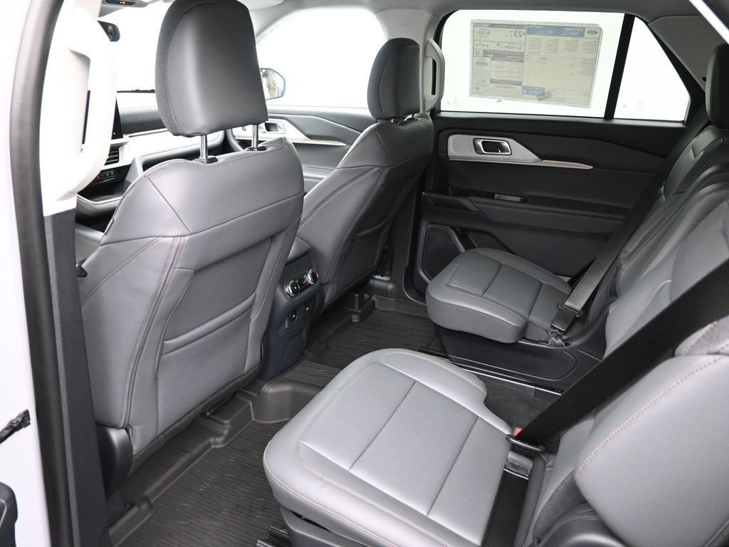 Ford Explorer Vehicle Full-screen Gallery Image 11