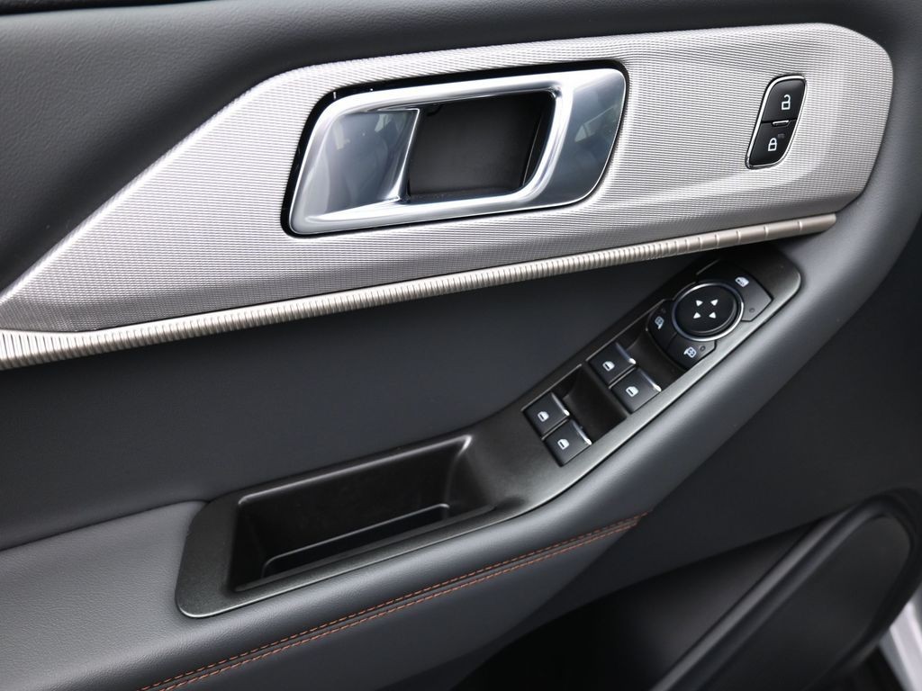 Ford Explorer Vehicle Full-screen Gallery Image 12