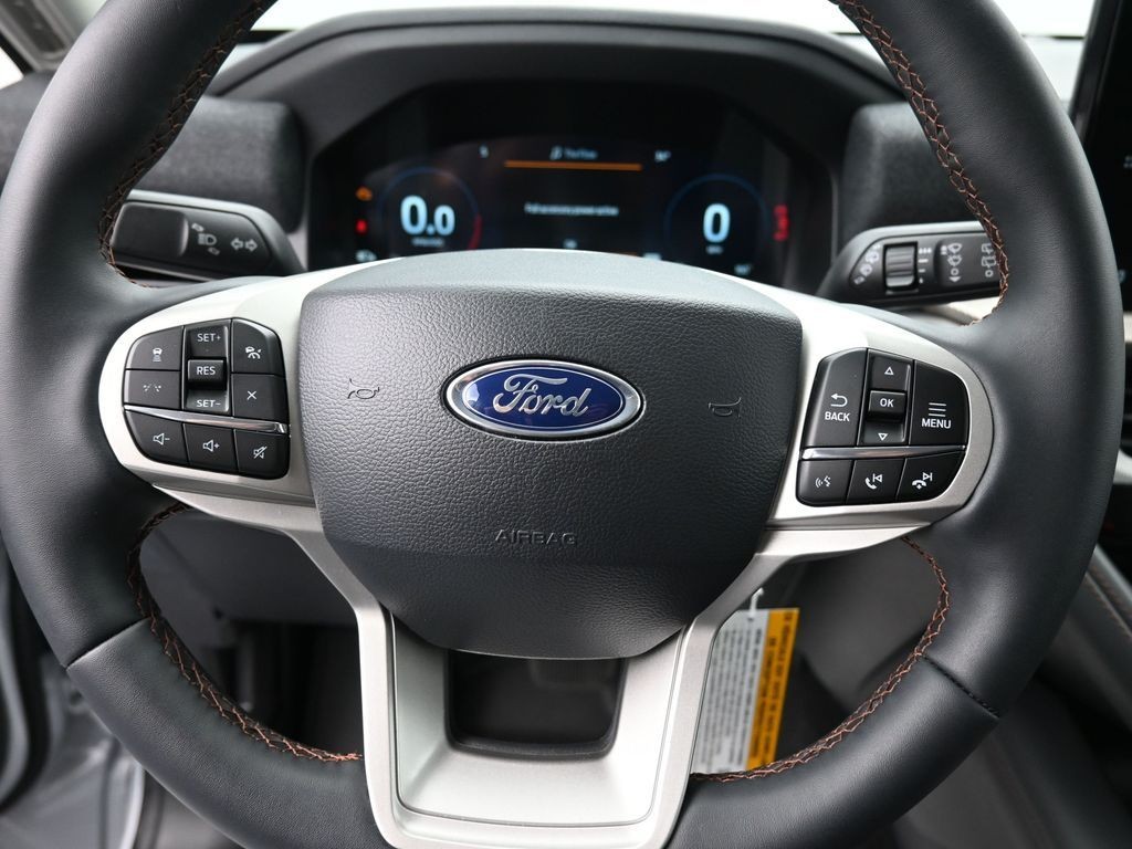 Ford Explorer Vehicle Full-screen Gallery Image 13