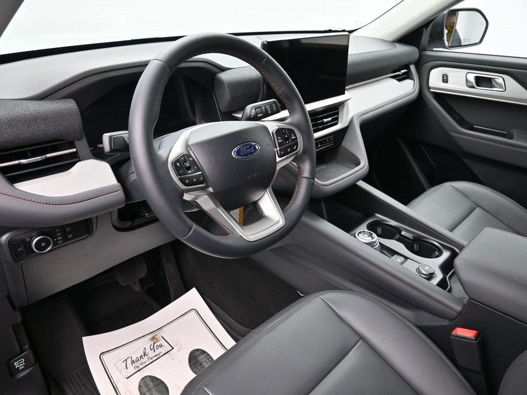 Ford Explorer Vehicle Full-screen Gallery Image 17