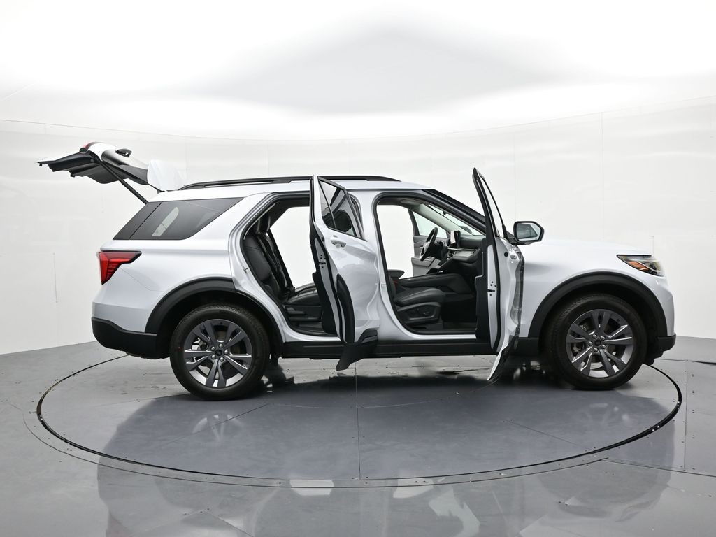 Ford Explorer Vehicle Full-screen Gallery Image 26