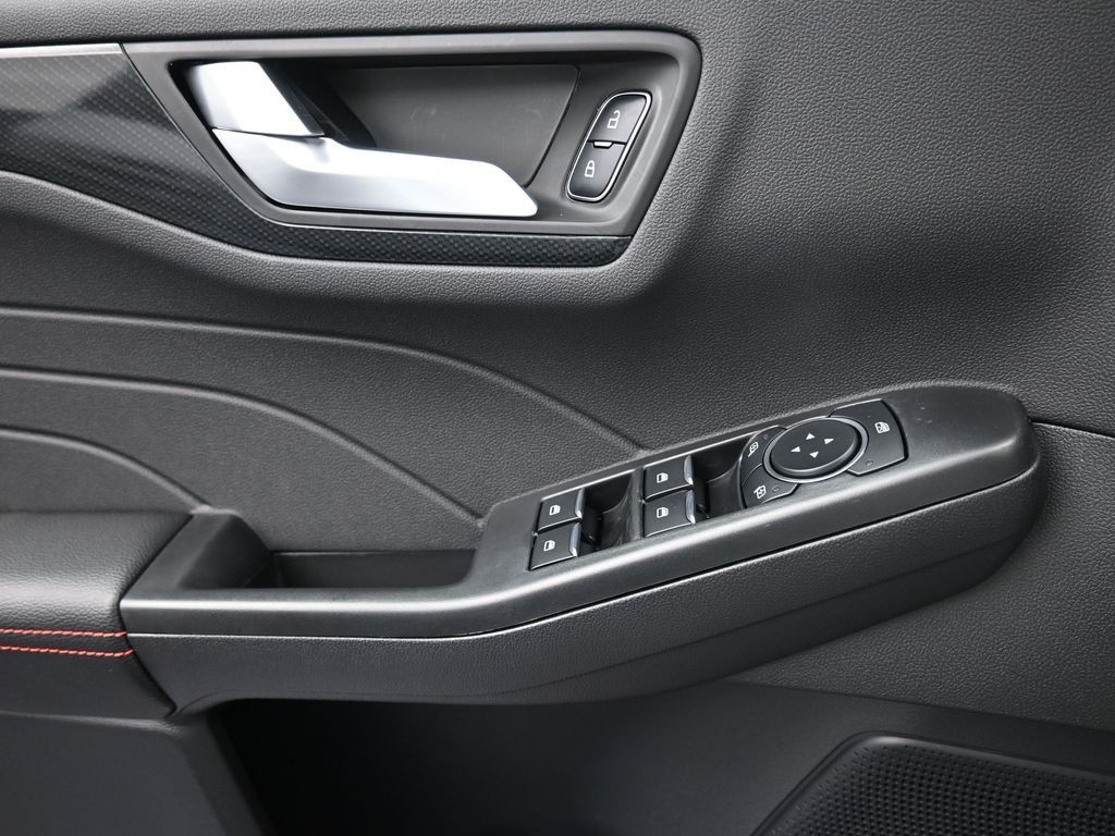 Ford Escape Vehicle Full-screen Gallery Image 15