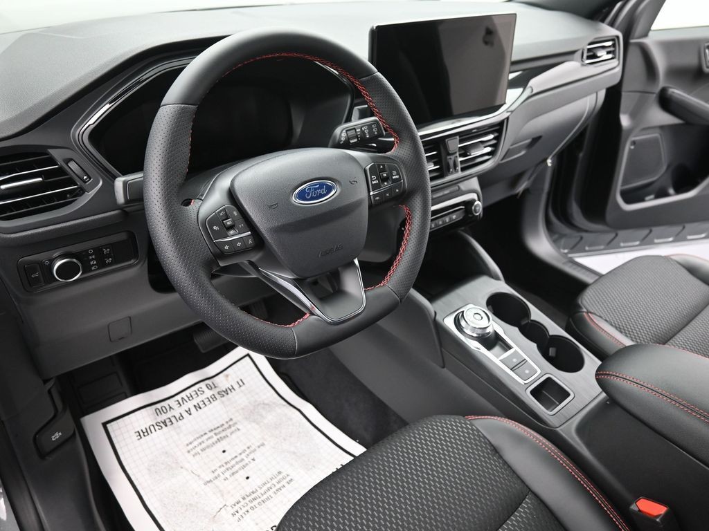 Ford Escape Vehicle Full-screen Gallery Image 16
