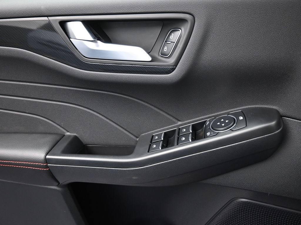 Ford Escape Hybrid Vehicle Full-screen Gallery Image 15