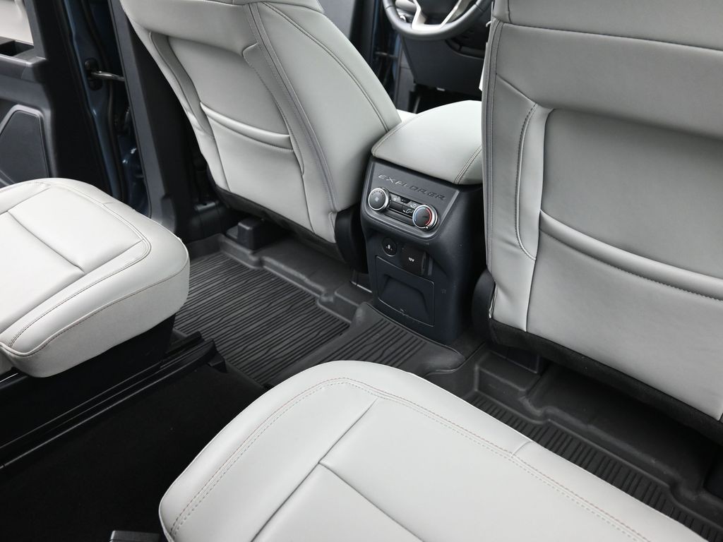 Ford Explorer Vehicle Full-screen Gallery Image 10