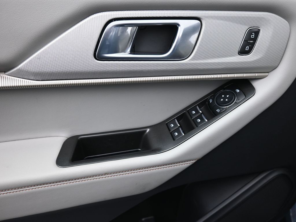 Ford Explorer Vehicle Full-screen Gallery Image 11