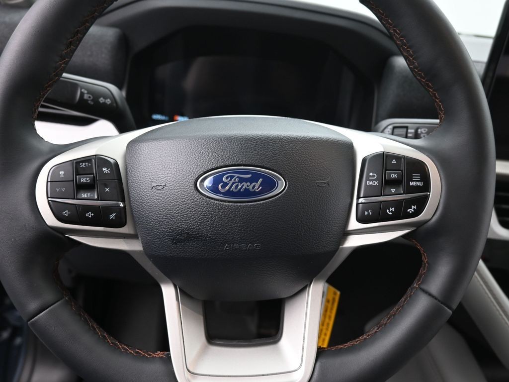Ford Explorer Vehicle Full-screen Gallery Image 16