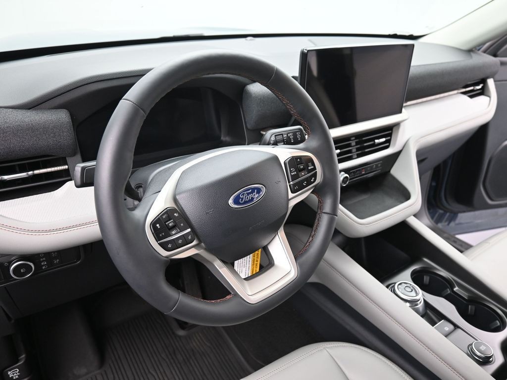 Ford Explorer Vehicle Full-screen Gallery Image 17