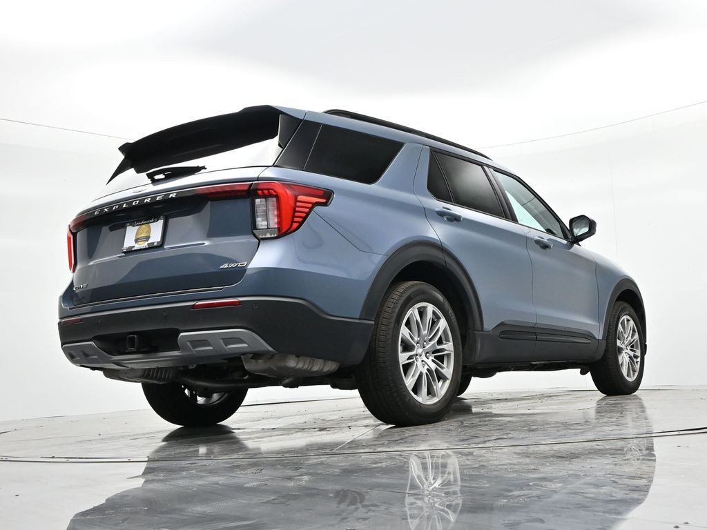 Ford Explorer Vehicle Full-screen Gallery Image 24