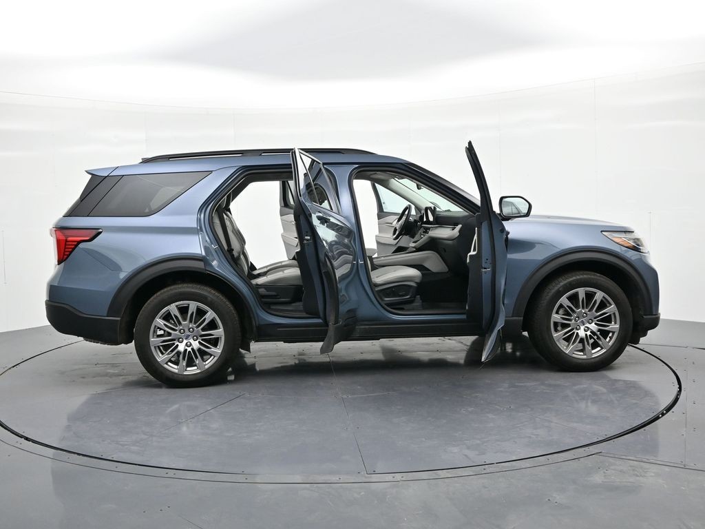 Ford Explorer Vehicle Full-screen Gallery Image 26
