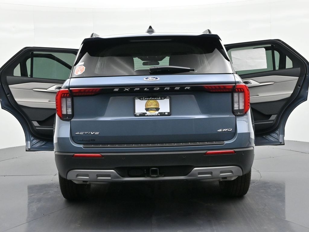 Ford Explorer Vehicle Full-screen Gallery Image 29