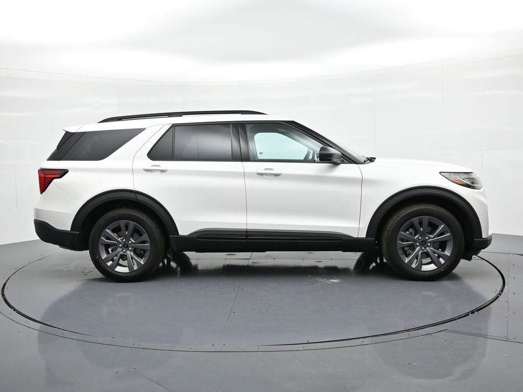 Ford Explorer Vehicle Full-screen Gallery Image 5