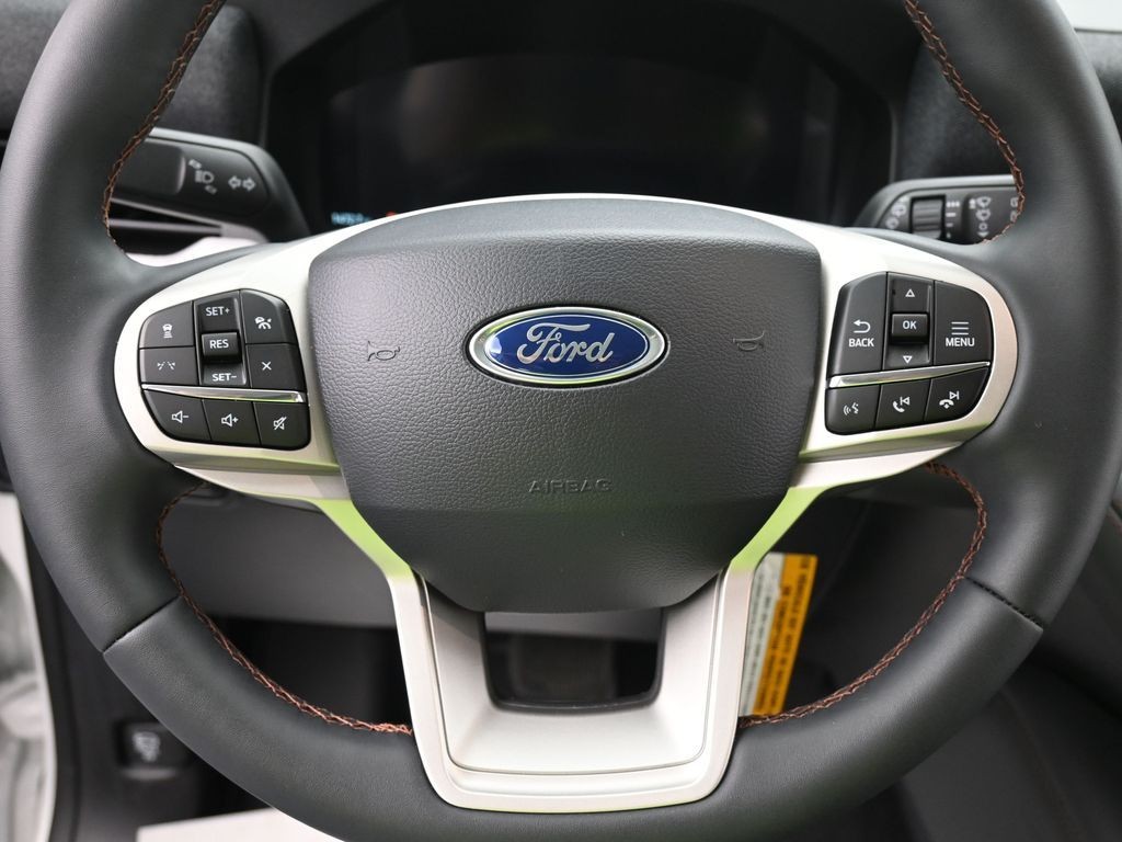 Ford Explorer Vehicle Full-screen Gallery Image 13