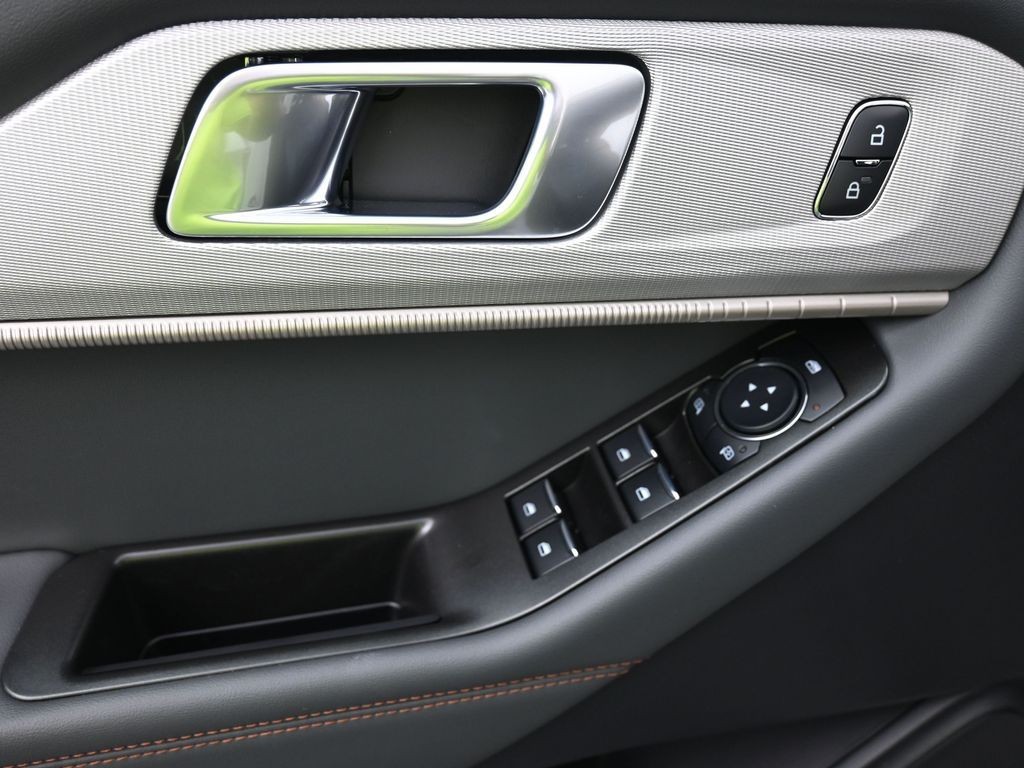 Ford Explorer Vehicle Full-screen Gallery Image 15