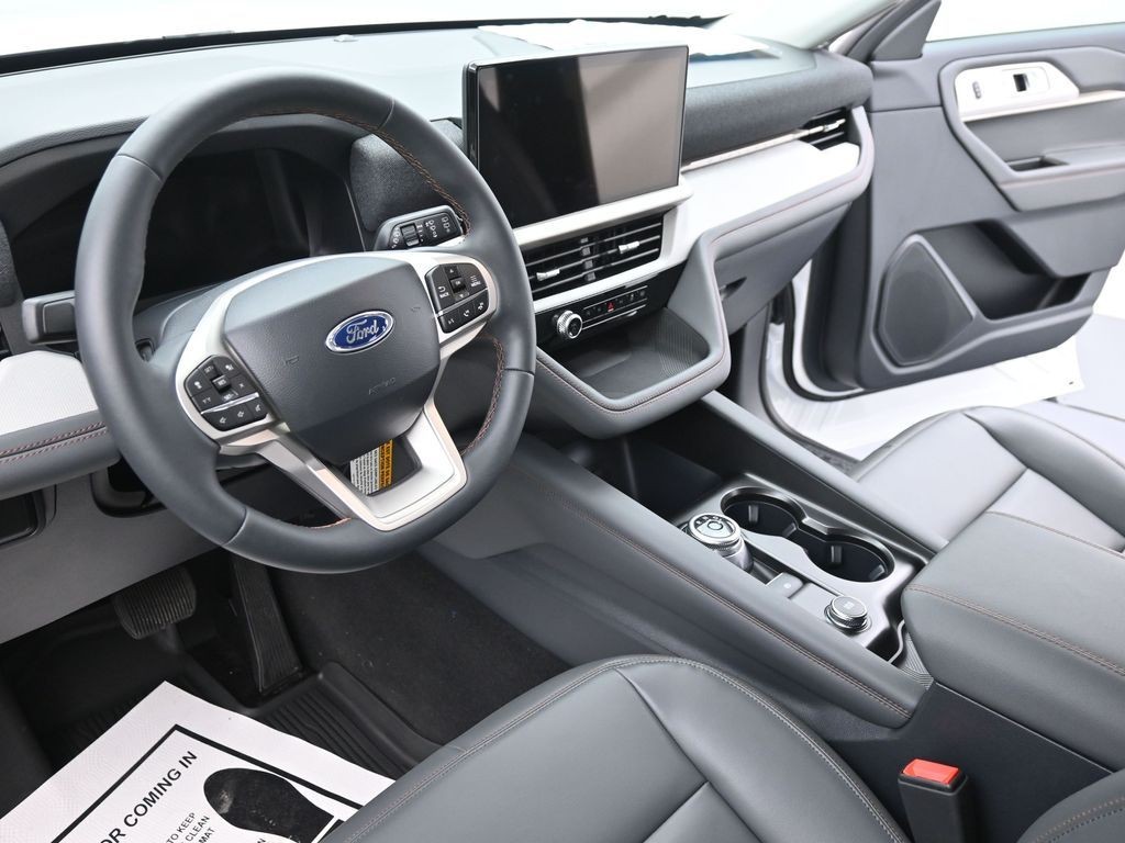 Ford Explorer Vehicle Full-screen Gallery Image 16