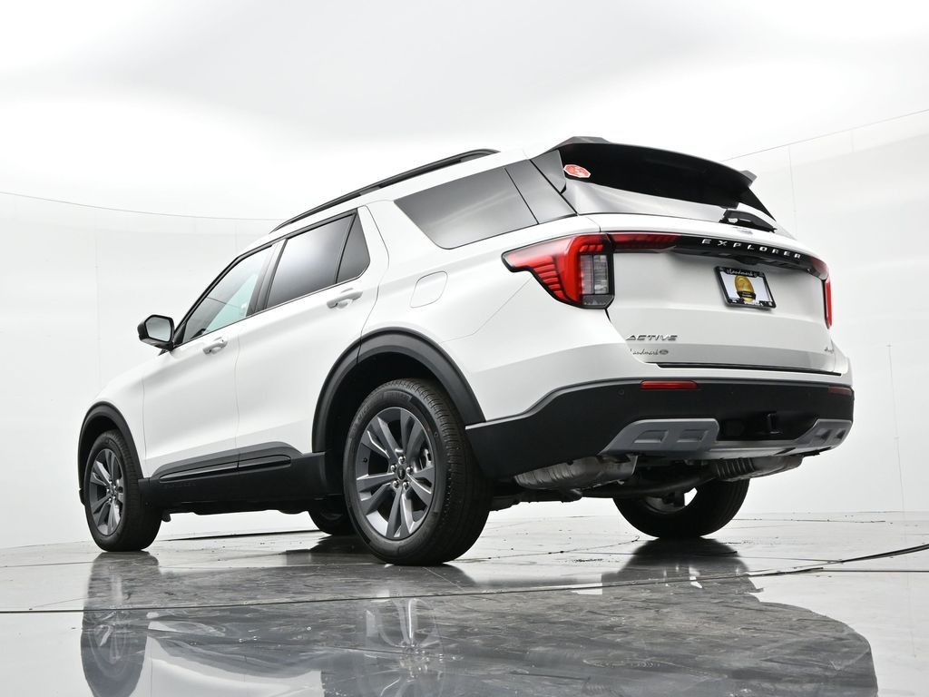 Ford Explorer Vehicle Full-screen Gallery Image 21