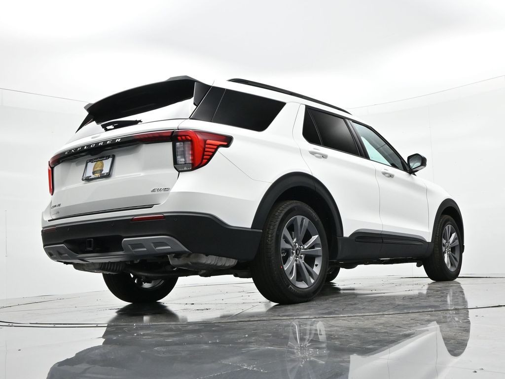 Ford Explorer Vehicle Full-screen Gallery Image 23