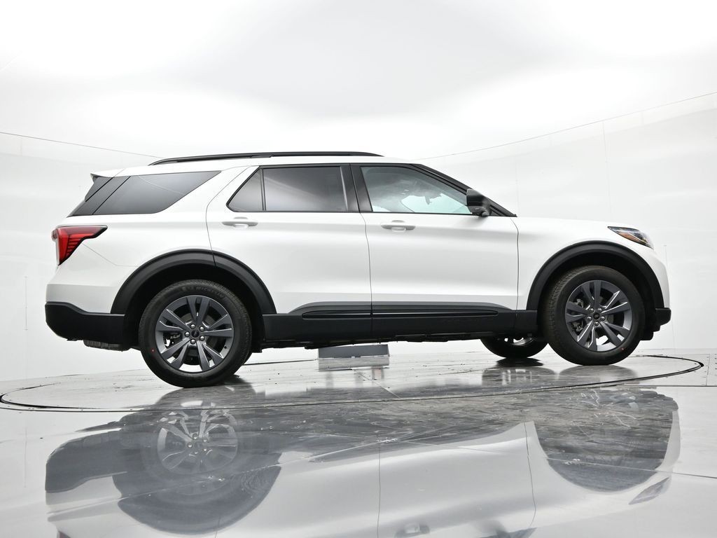 Ford Explorer Vehicle Full-screen Gallery Image 24