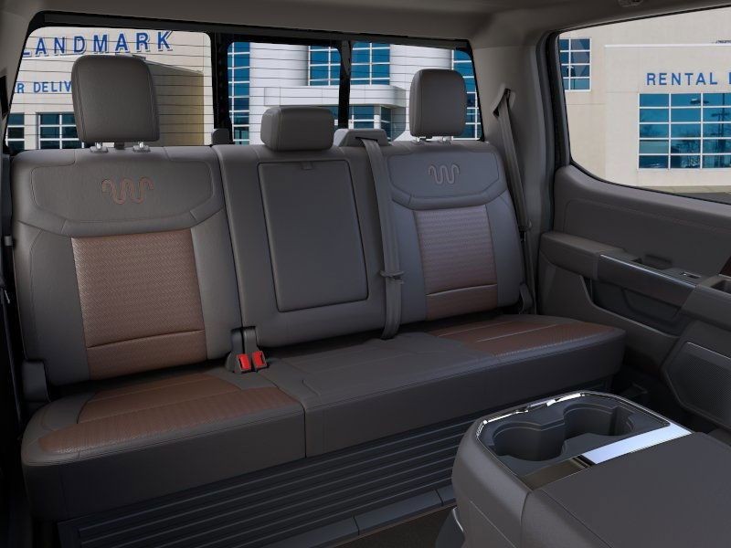 Ford F-350SD Vehicle Full-screen Gallery Image 11