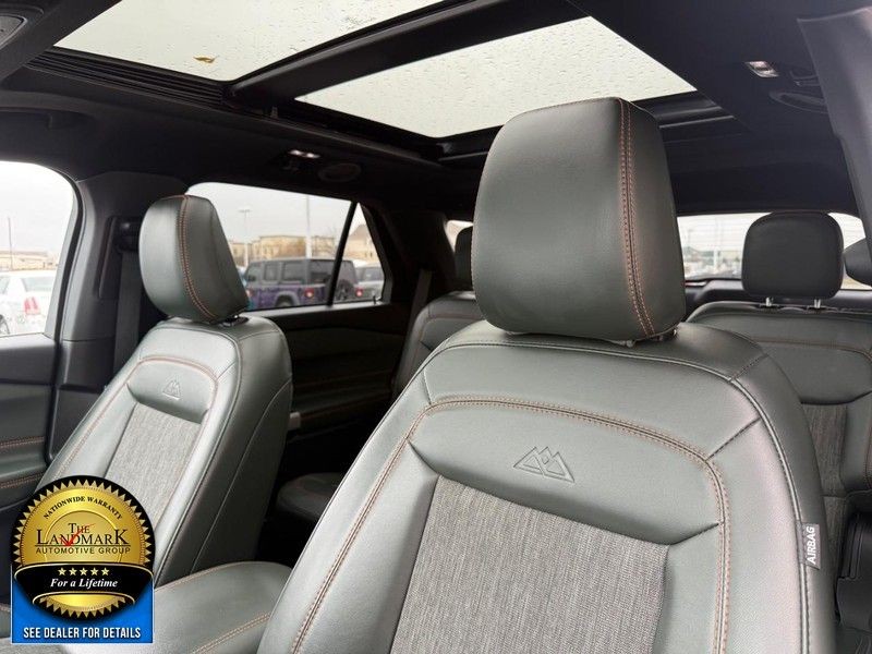 Ford Explorer Vehicle Full-screen Gallery Image 9