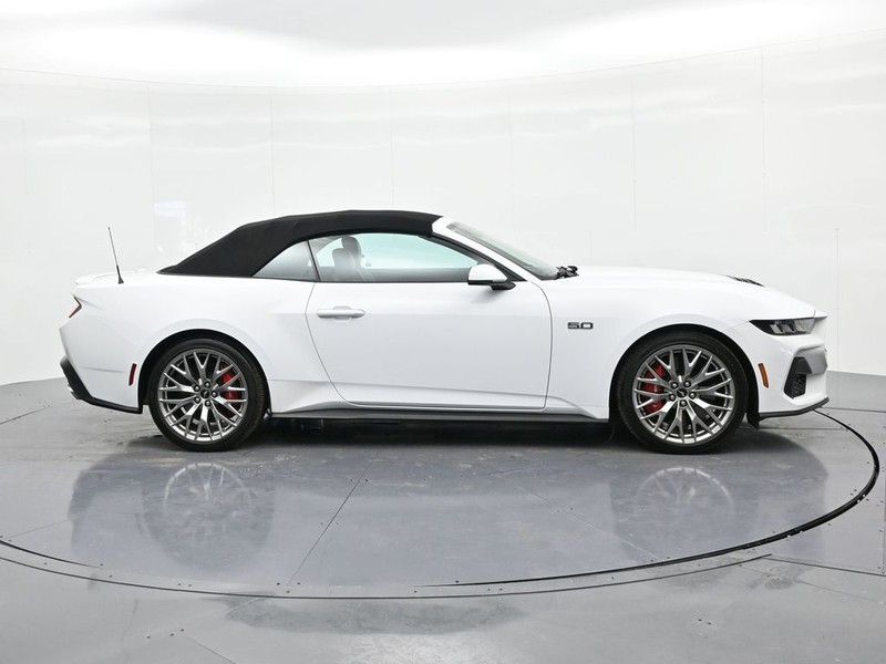 Ford Mustang Vehicle Full-screen Gallery Image 4