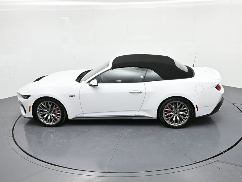 Ford Mustang Vehicle Full-screen Gallery Image 16