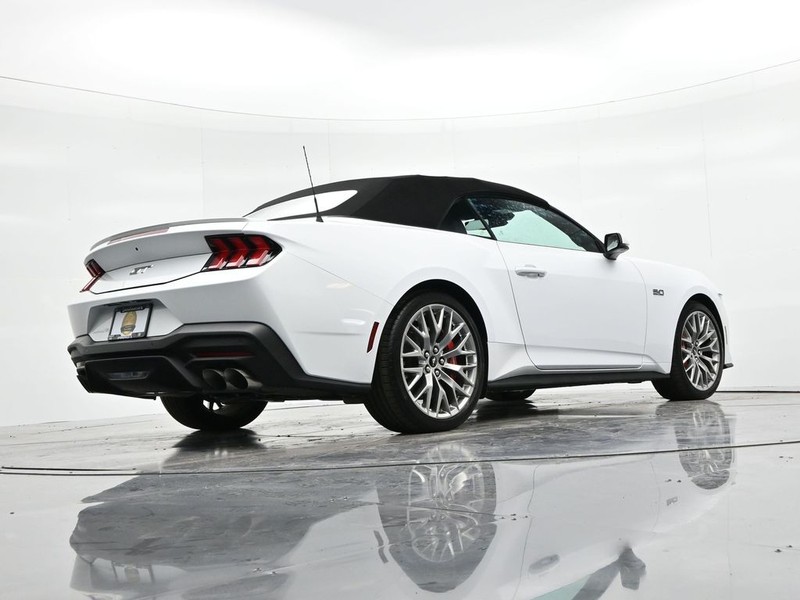 Ford Mustang Vehicle Full-screen Gallery Image 19