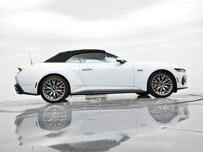 Ford Mustang Vehicle Full-screen Gallery Image 20