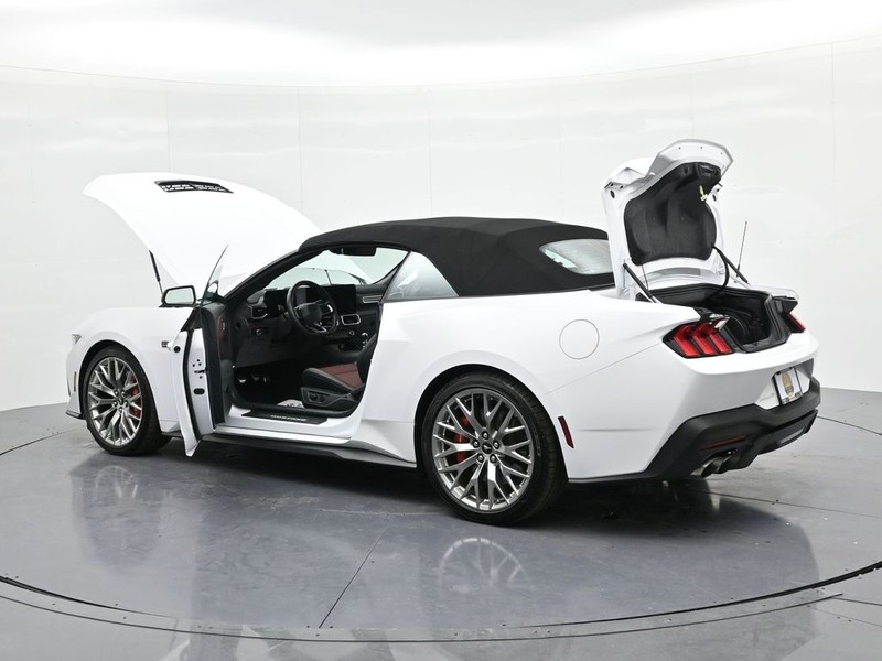 Ford Mustang Vehicle Full-screen Gallery Image 22