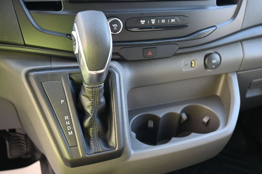 Ford Transit-250 Vehicle Full-screen Gallery Image 3