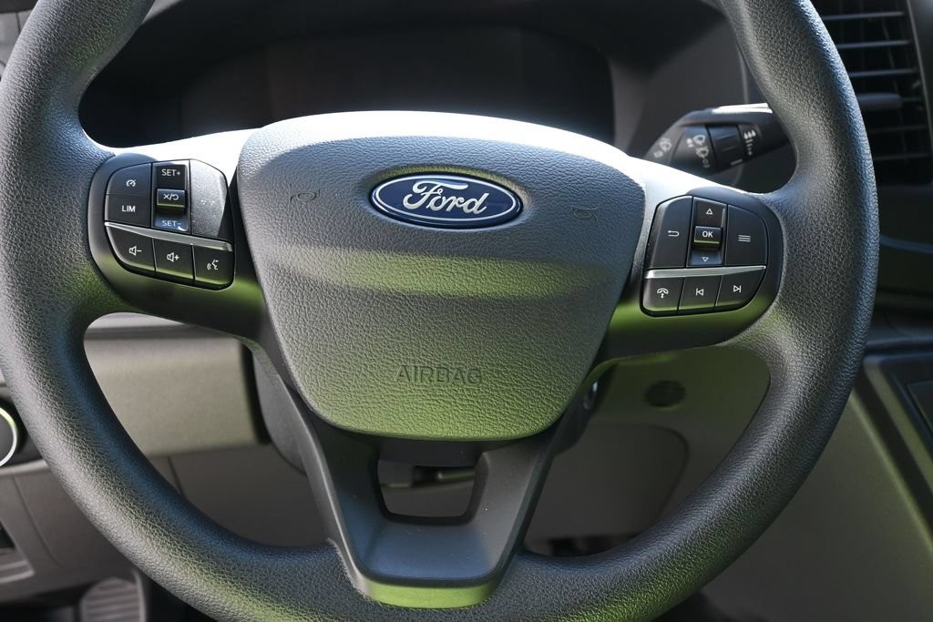 Ford Transit-250 Vehicle Full-screen Gallery Image 4