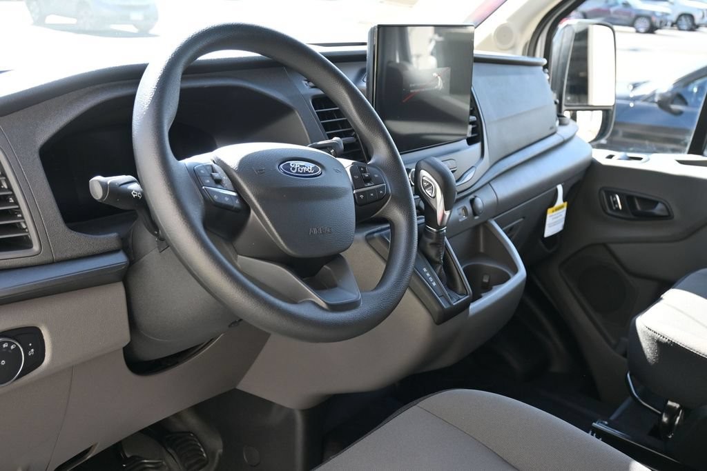 Ford Transit-250 Vehicle Full-screen Gallery Image 5