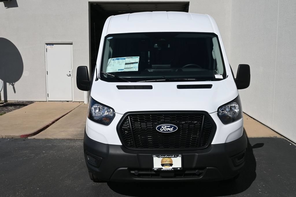 Ford Transit-250 Vehicle Full-screen Gallery Image 6