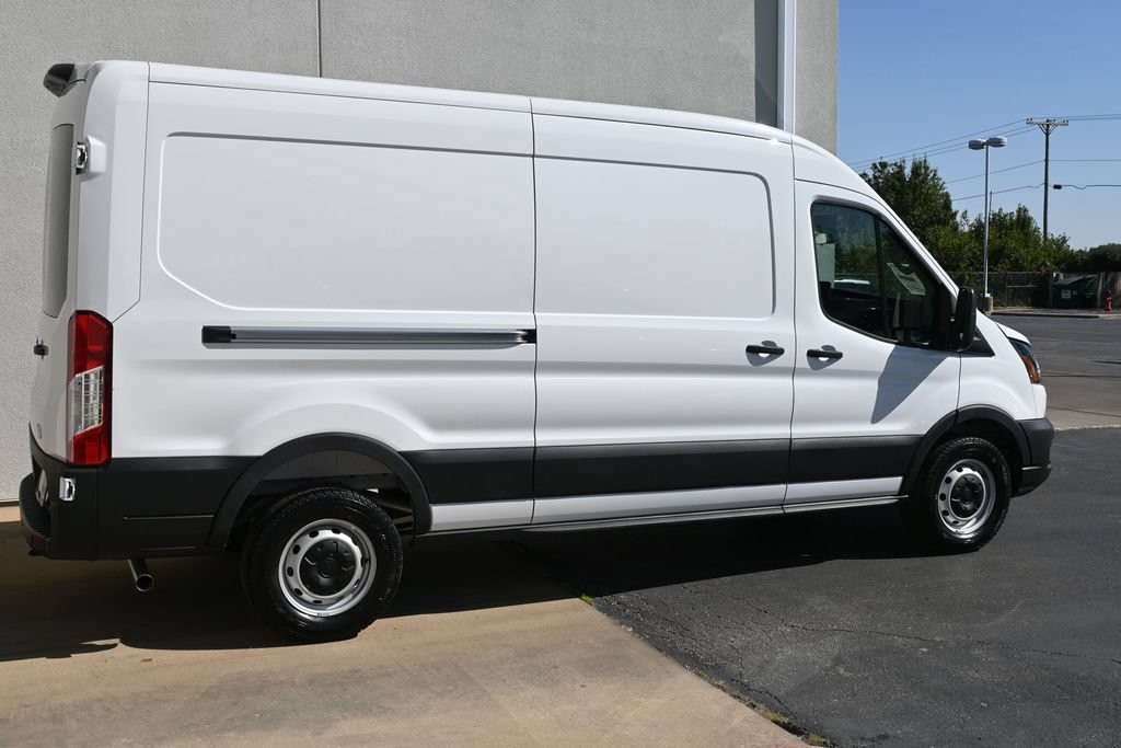Ford Transit-250 Vehicle Full-screen Gallery Image 8