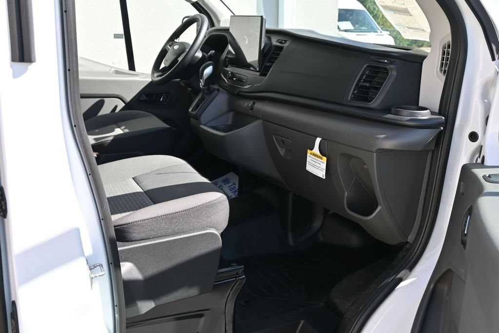 Ford Transit-250 Vehicle Full-screen Gallery Image 9