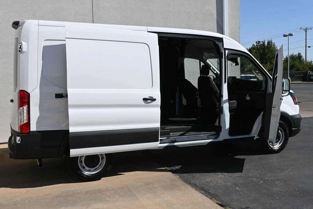 Ford Transit-250 Vehicle Full-screen Gallery Image 10