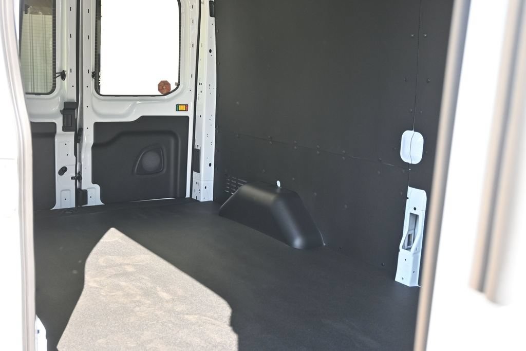 Ford Transit-250 Vehicle Full-screen Gallery Image 11